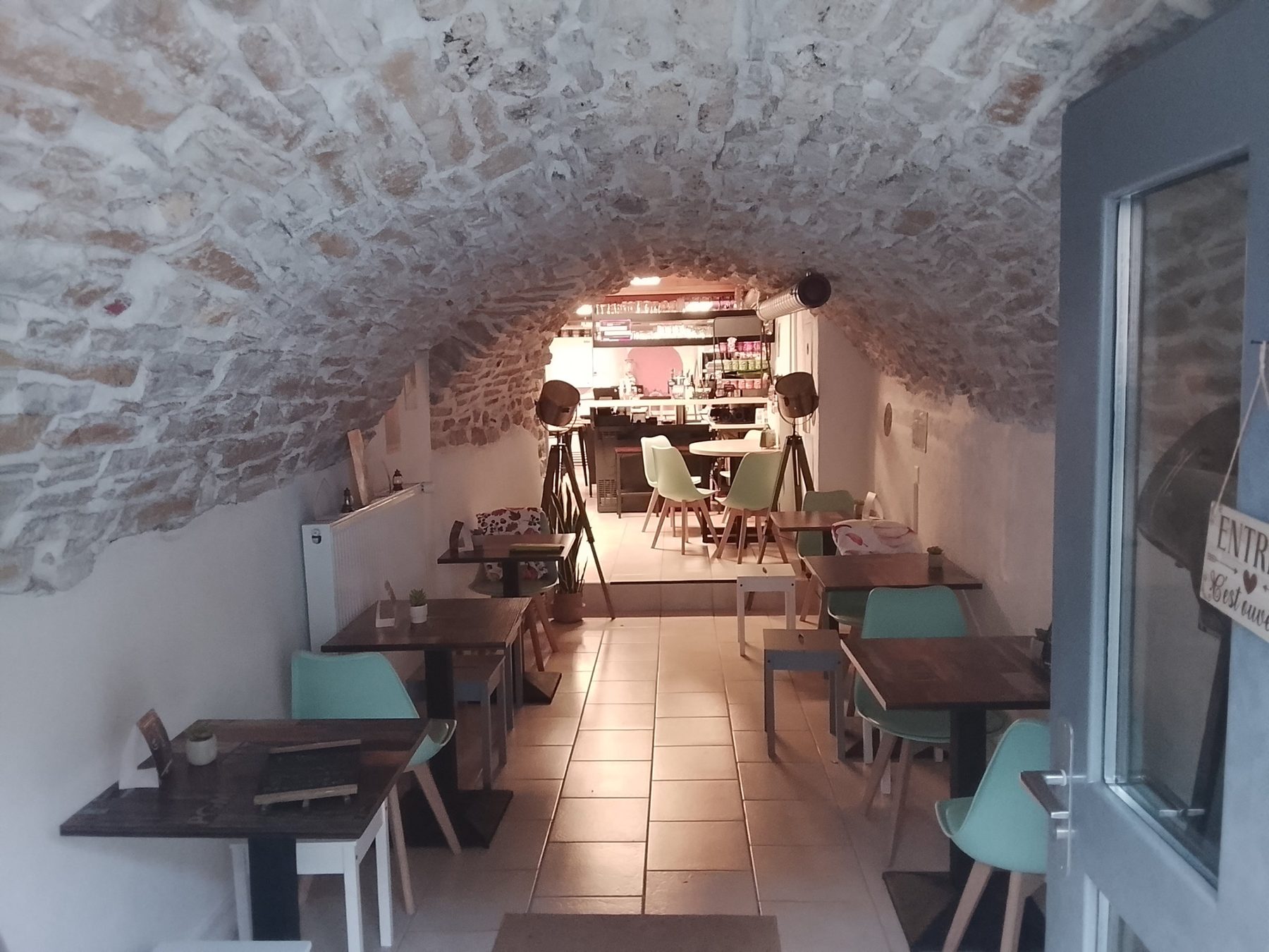La salle voûtée en pierre du Pattaya Café